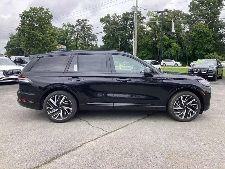 2025 Lincoln Aviator Black Label photo 1