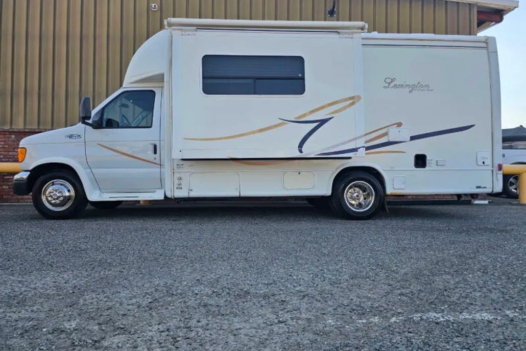 2003 Ford E-450 photo 1