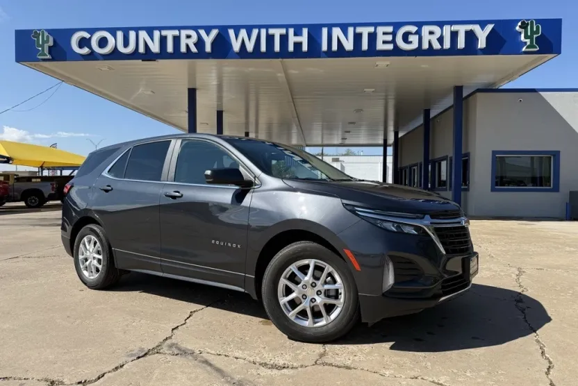 2023 Chevrolet Equinox LT photo 1