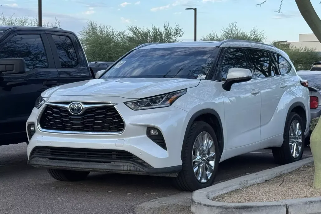 2023 Toyota Highlander Hybrid Limited photo 1