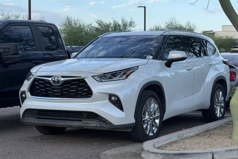 2023 Toyota Highlander Hybrid Limited photo 1