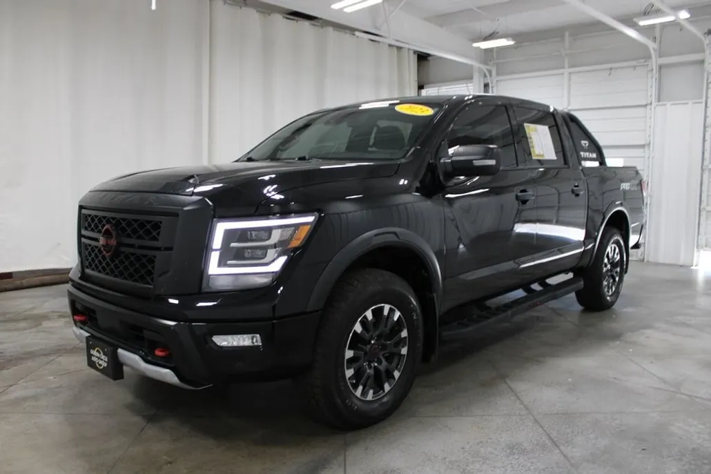 2023 Nissan Titan PRO-4X photo 1