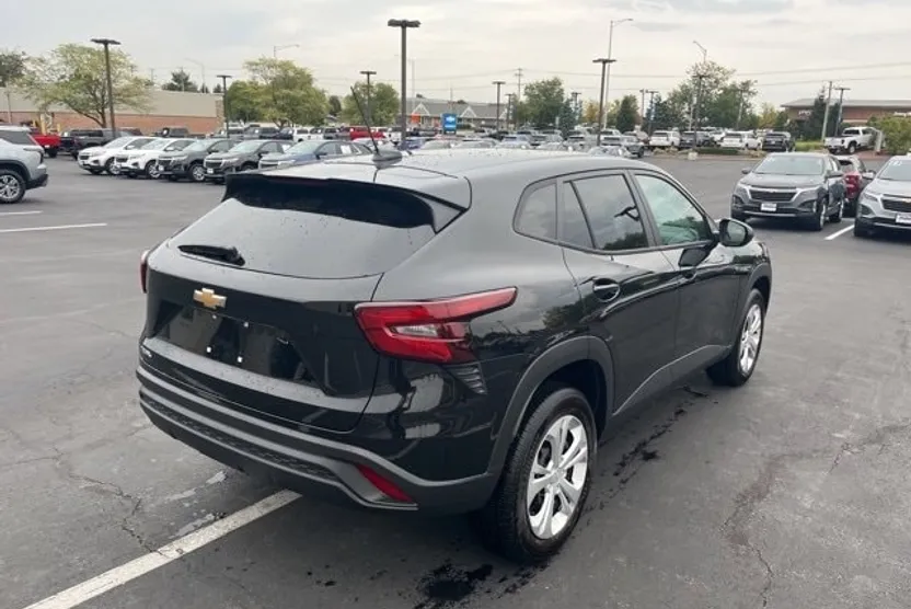 2025 Chevrolet Trax LS photo 1