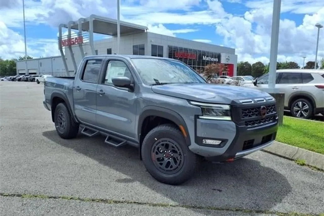 2025 Nissan Frontier Crew Cab PRO-X photo 1