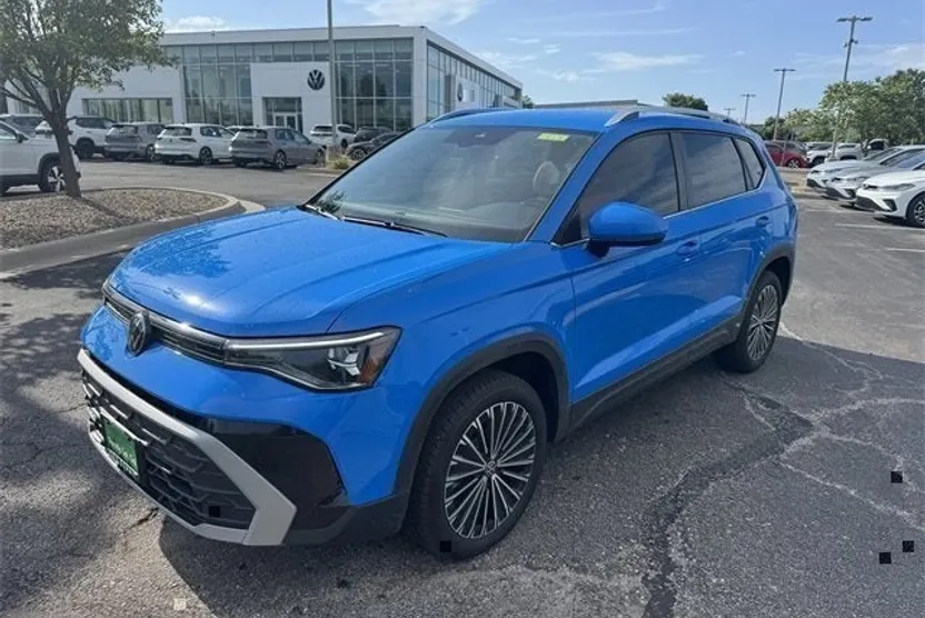 2025 Volkswagen Taos SE photo 1