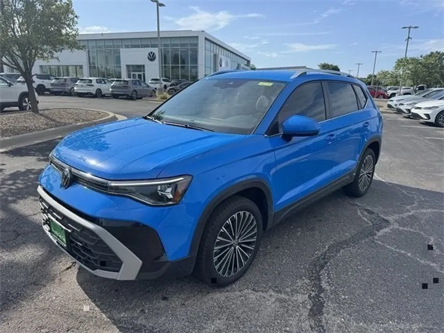 2025 Volkswagen Taos SE photo 1