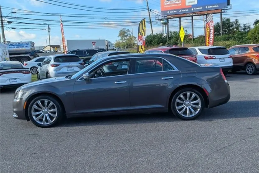 2019 Chrysler 300 Limited photo 1