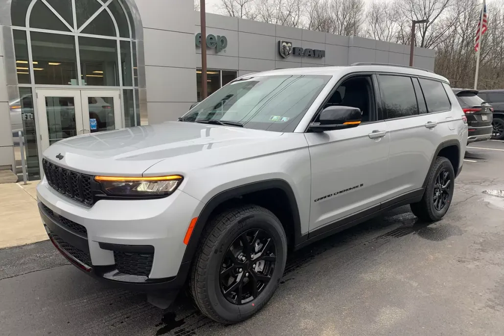 2025 Jeep Grand Cherokee Altitude photo 1