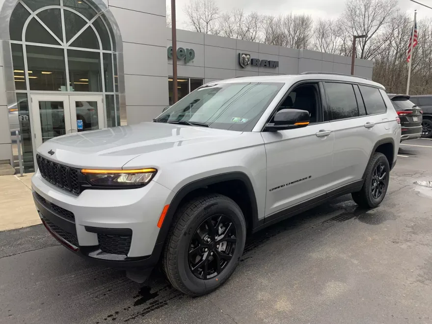 2025 Jeep Grand Cherokee Altitude photo 1