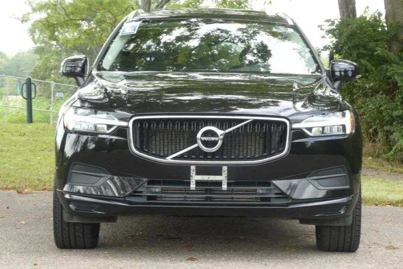 2018 Volvo XC60 Momentum photo 1
