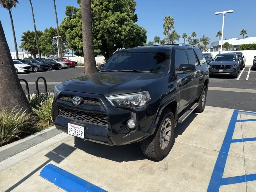 2016 Toyota 4Runner SR5 photo 1