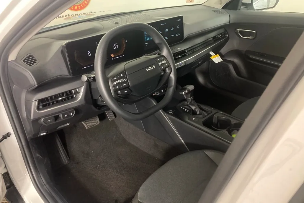 2025 Kia K4 LXS photo 1