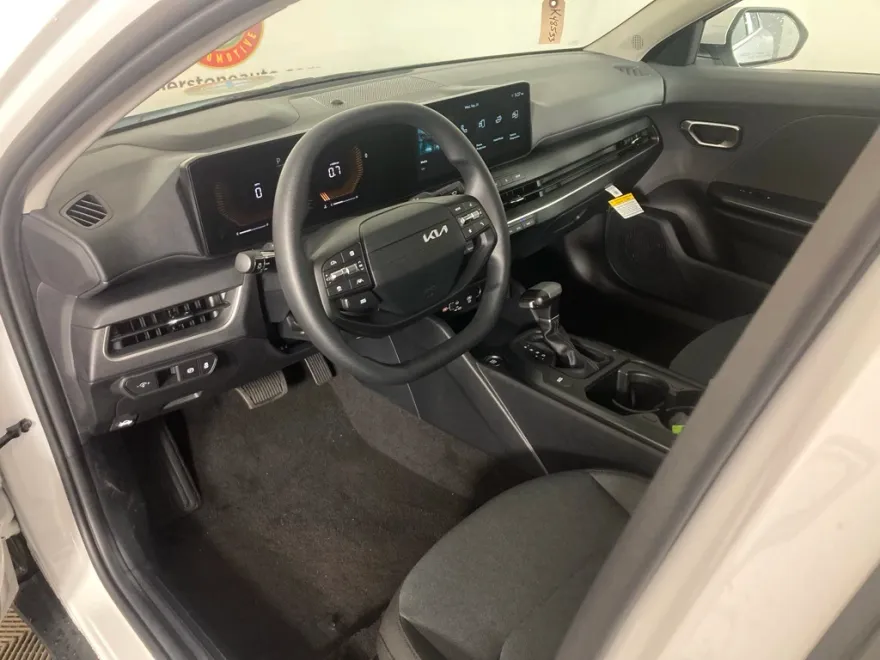 2025 Kia K4 LXS photo 1