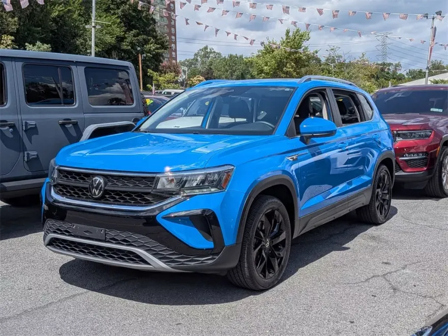 2023 Volkswagen Taos SE photo 1