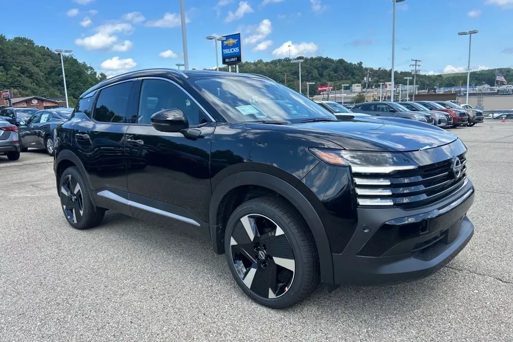 2025 Nissan Kicks SR photo 1