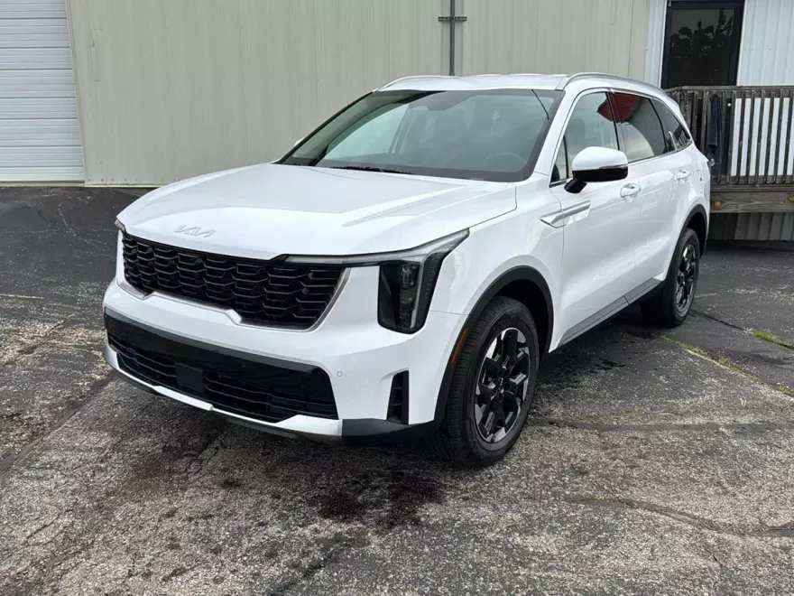 2025 Kia Sorento S photo 1