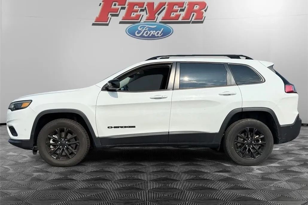 2023 Jeep Cherokee Altitude Lux photo 1
