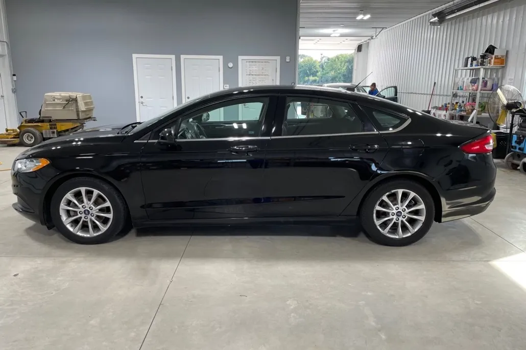 2017 Ford Fusion SE photo 1