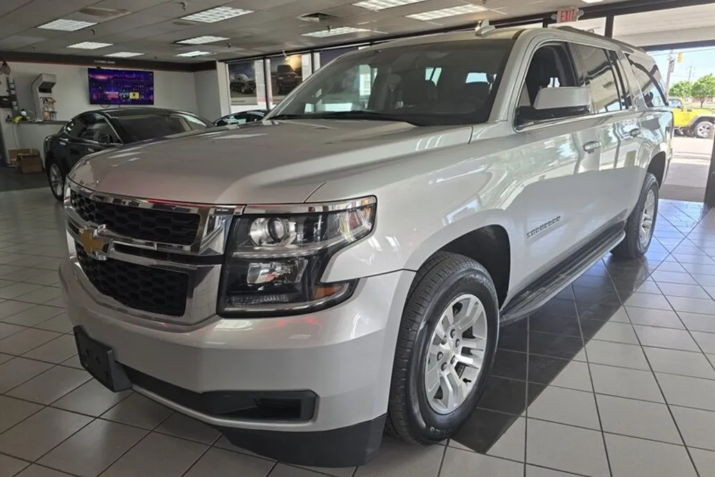 2018 Chevrolet Suburban LT photo 1