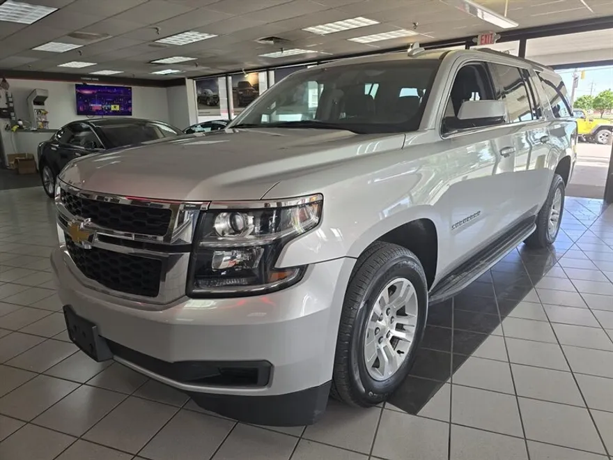 2018 Chevrolet Suburban LT photo 1