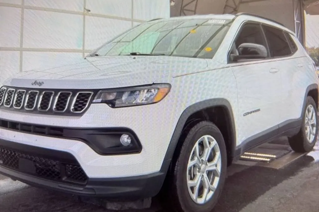 2024 Jeep Compass Latitude photo 1