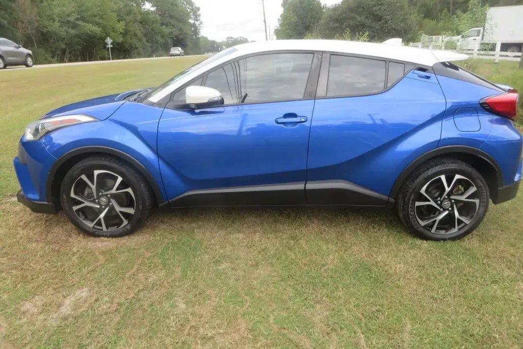 2019 Toyota C-HR XLE photo 1
