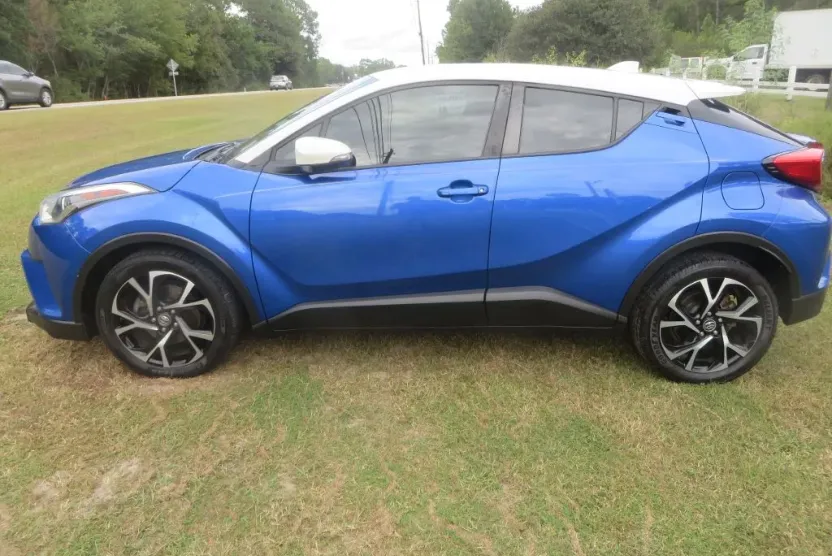 2019 Toyota C-HR XLE photo 1
