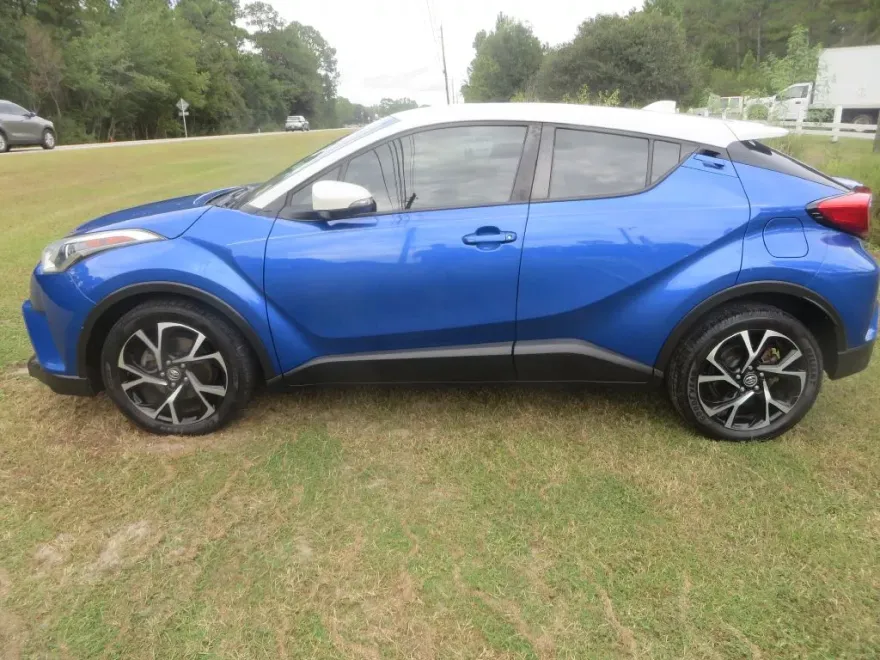 2019 Toyota C-HR XLE photo 1