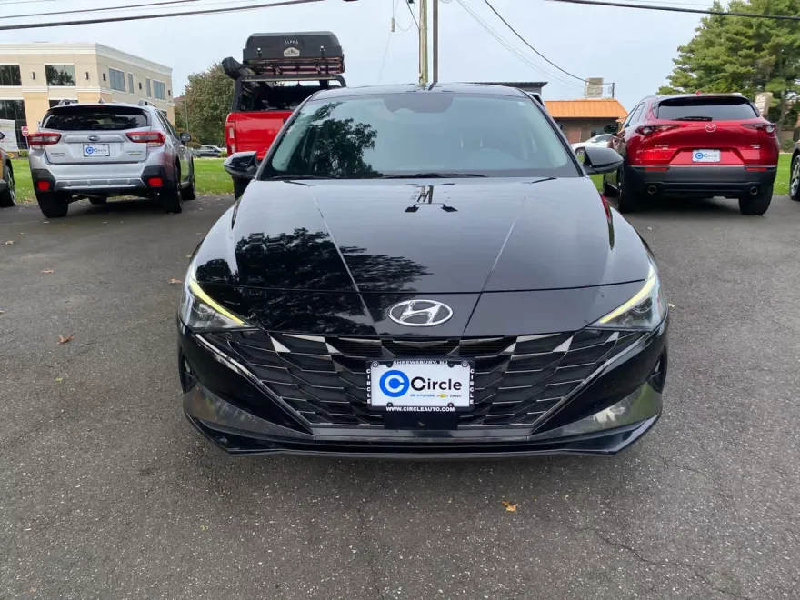 2022 Hyundai Elantra SEL photo 1