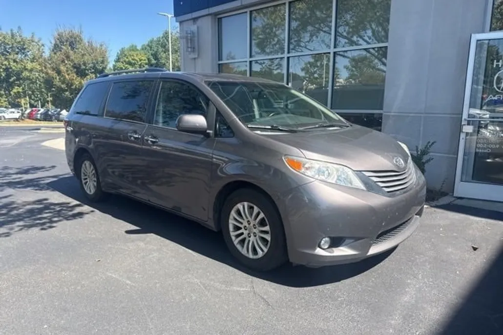 2015 Toyota Sienna XLE Premium photo 1
