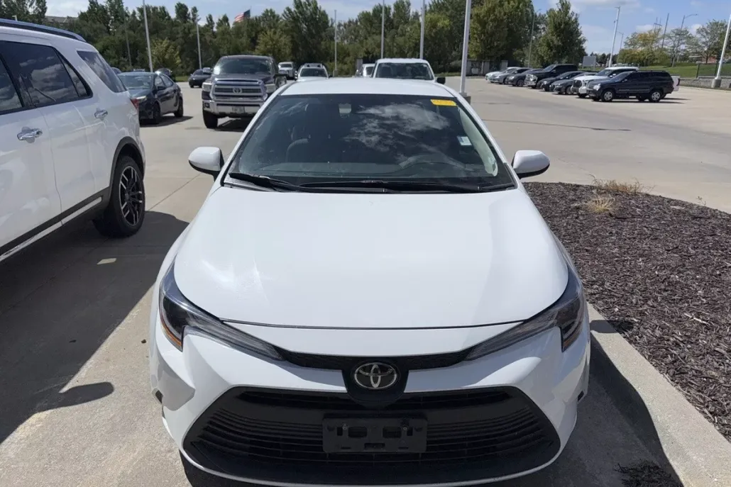 2023 Toyota Corolla LE photo 1