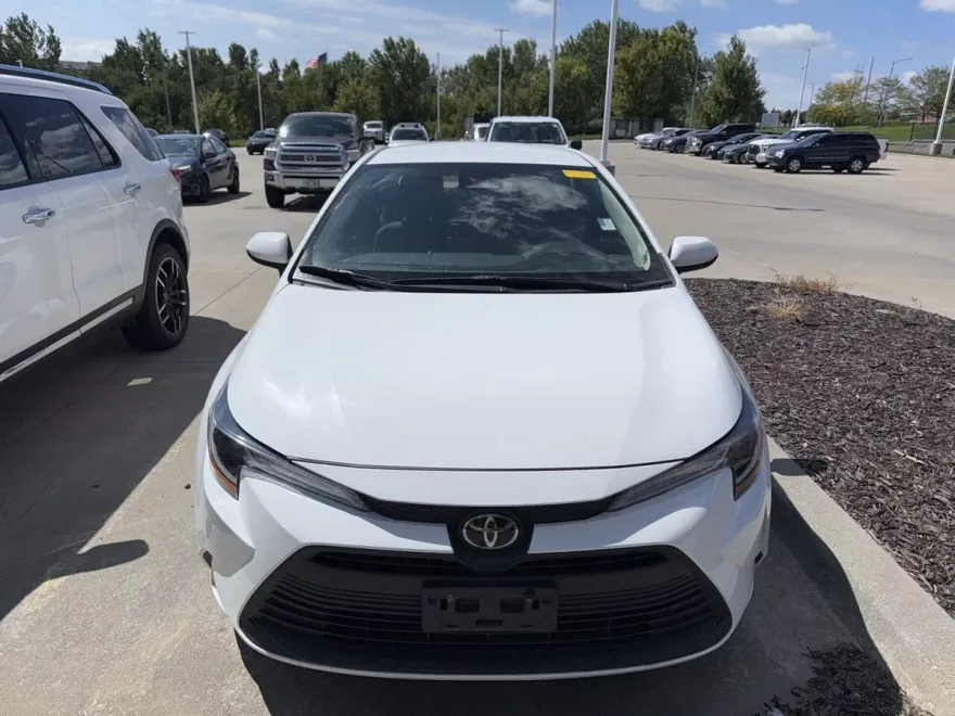 2023 Toyota Corolla LE photo 1