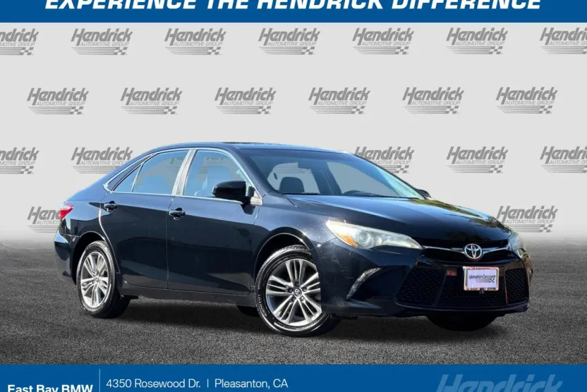 2015 Toyota Camry SE photo 1