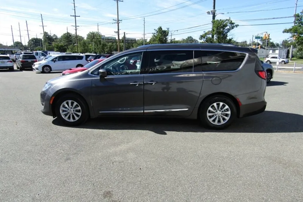 2018 Chrysler Pacifica Touring L photo 1
