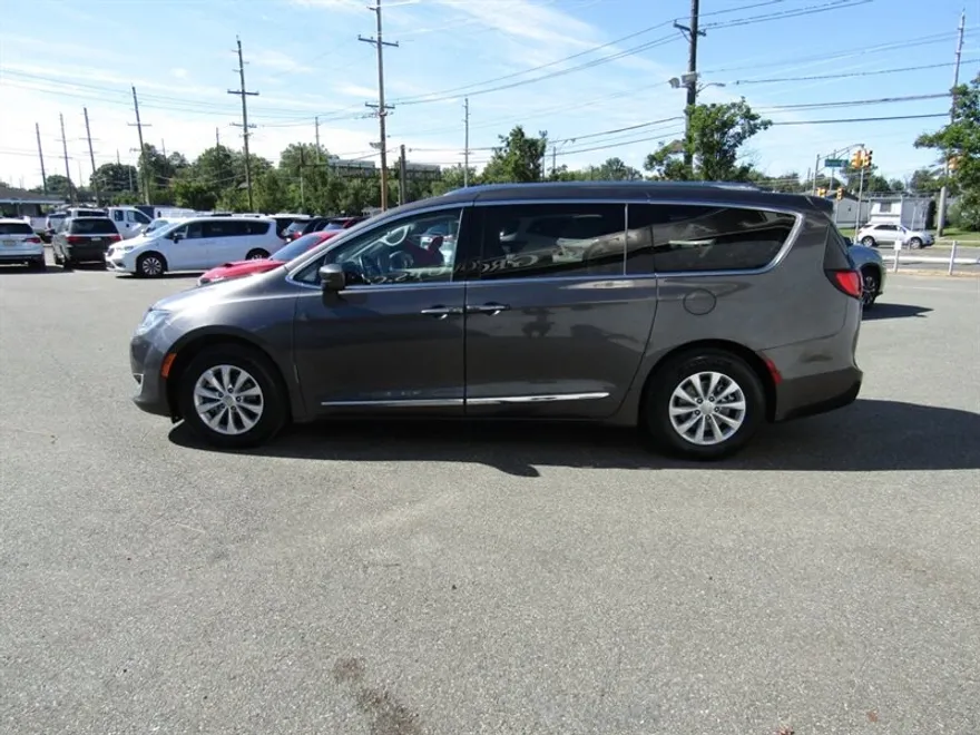 2018 Chrysler Pacifica Touring L photo 1