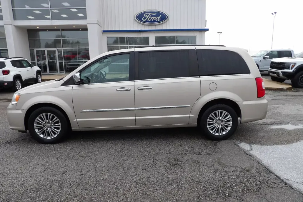 2015 Chrysler Town & Country photo 1