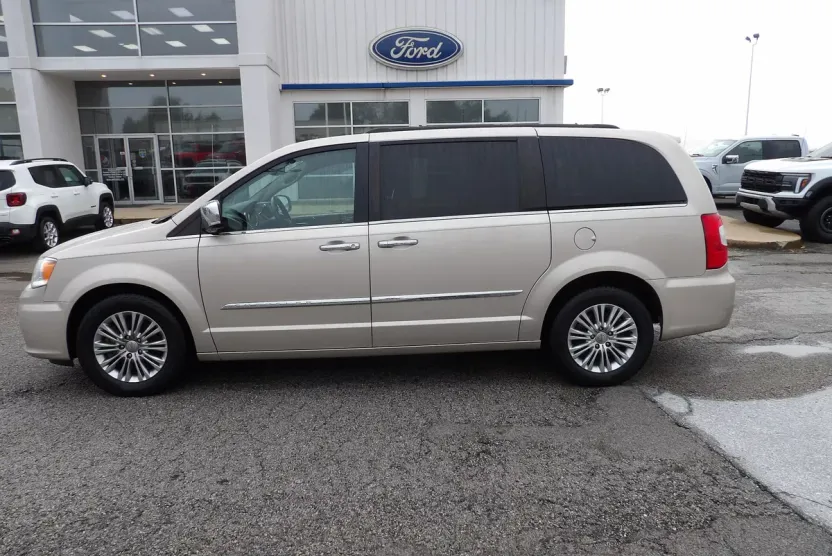 2015 Chrysler Town & Country photo 1