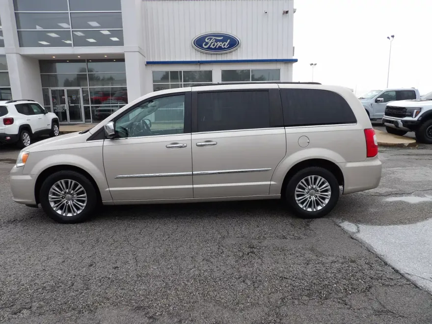 2015 Chrysler Town & Country photo 1