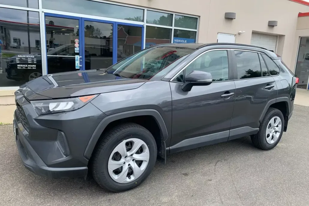 2020 Toyota RAV4 LE photo 1