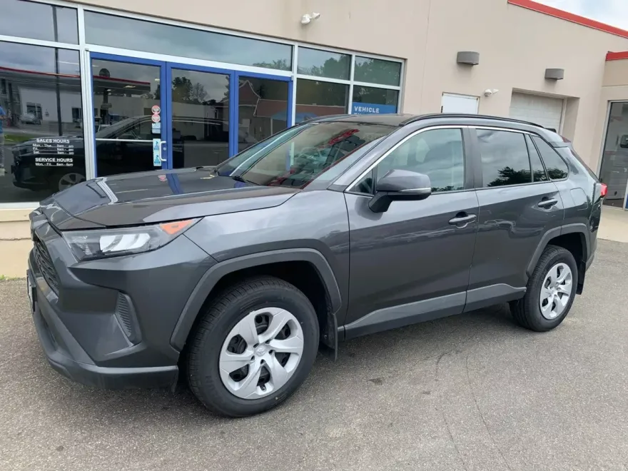 2020 Toyota RAV4 LE photo 1