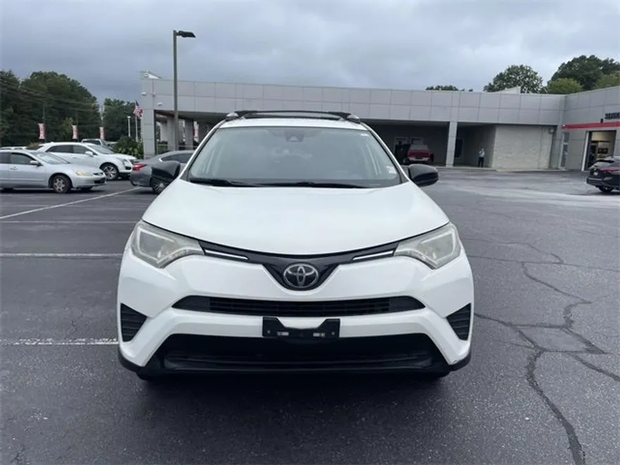 2018 Toyota RAV4 LE photo 1