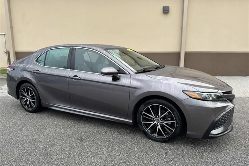 2022 Toyota Camry SE photo 1