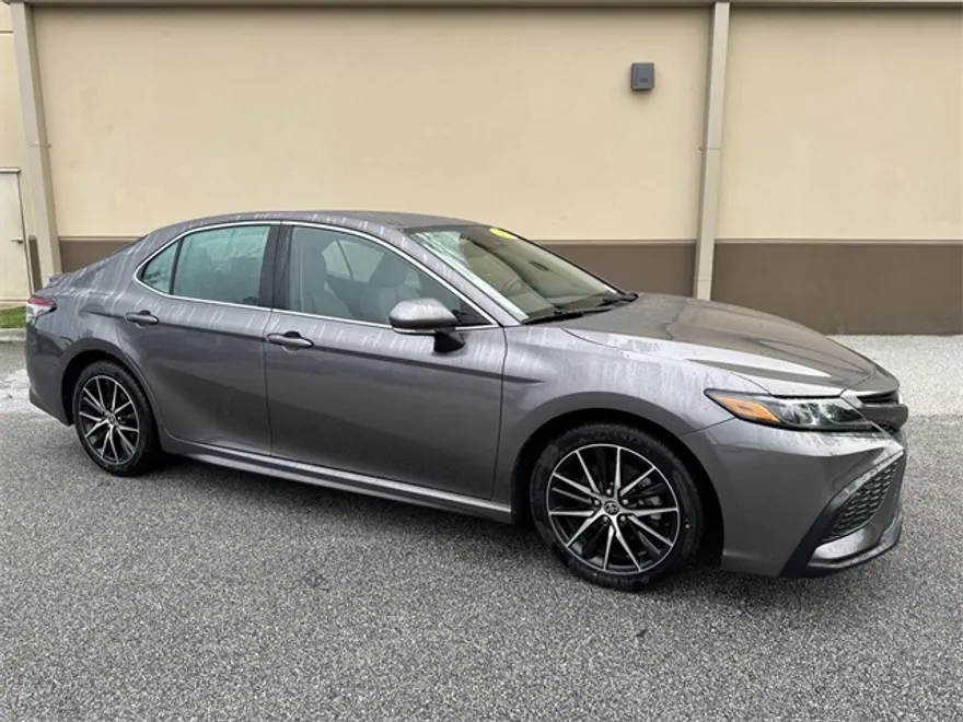 2022 Toyota Camry SE photo 1