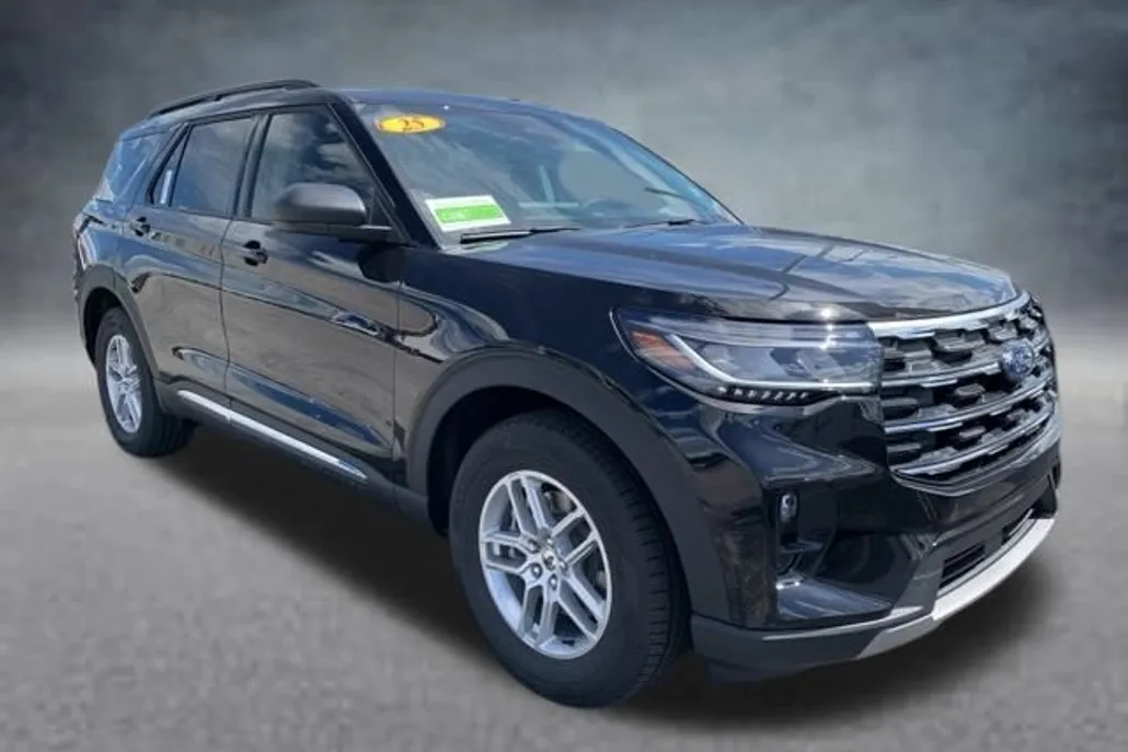 2025 Ford Explorer photo 1