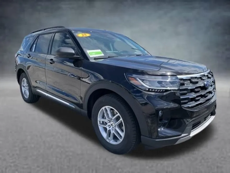 2025 Ford Explorer photo 1