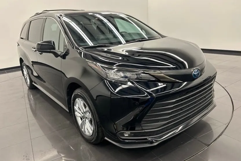 2023 Toyota Sienna Woodland Edition photo 1