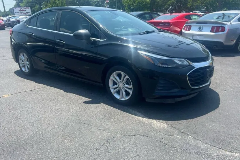 2019 Chevrolet Cruze LT photo 1
