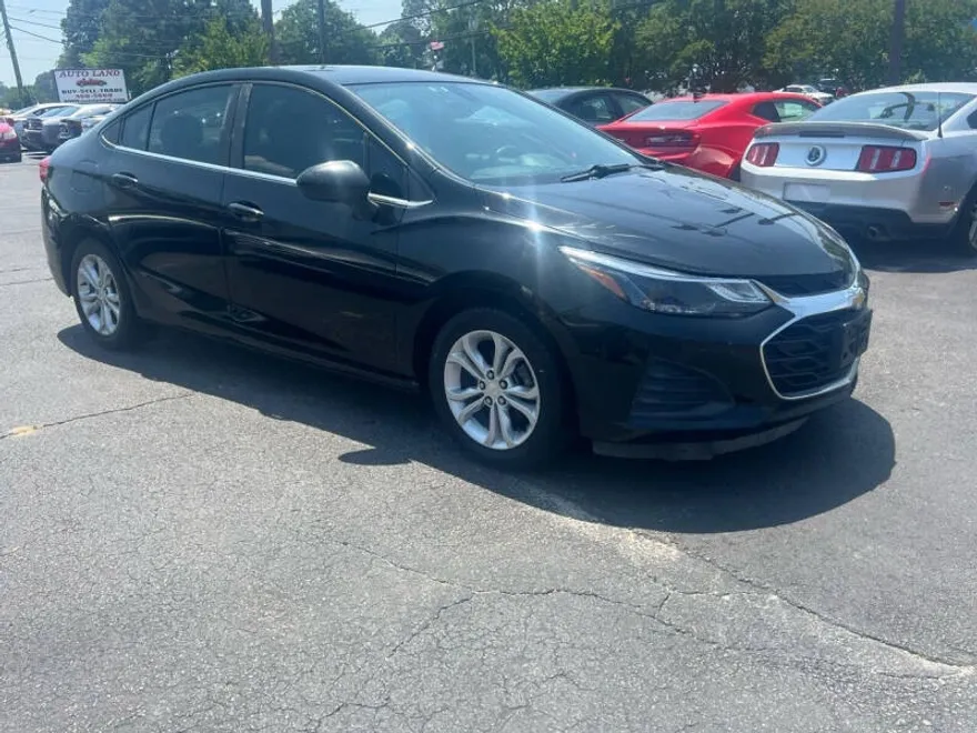 2019 Chevrolet Cruze LT photo 1