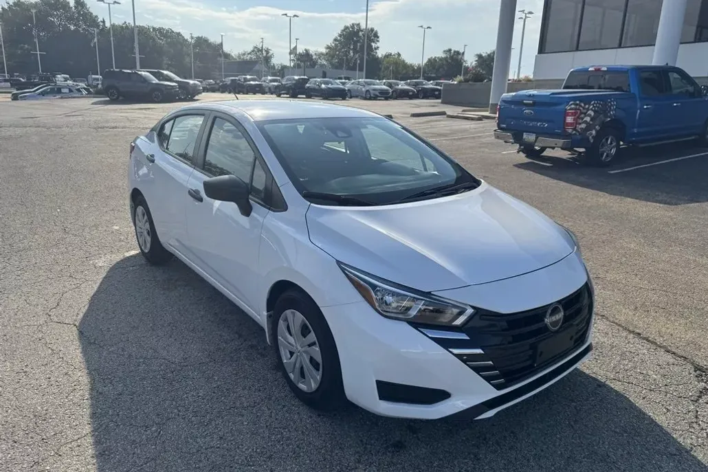 2024 Nissan Versa 1.6 S photo 1