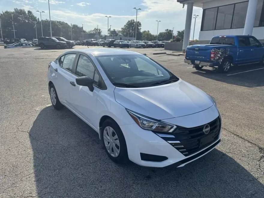 2024 Nissan Versa 1.6 S photo 1
